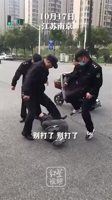 南京3名疑似城管当街暴打男子，围观群众看不下去纷纷劝阻_凤凰网视频_凤凰网