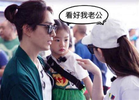 李承铉亲手为女儿扎辫子，Lucky参加活动台风稳健，表情超萌_娱乐新闻_海峡网