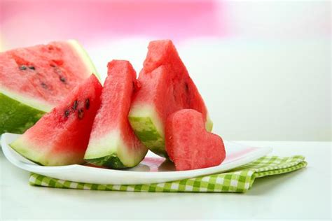 痛风的人多吃8种水果，每一种都是排尿酸的“好手”_食用