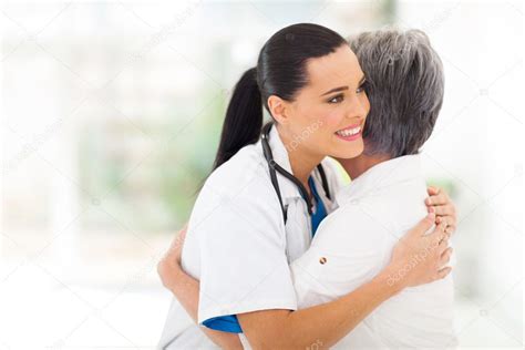 年轻的医生拥抱高级病人-5616*3744-花瓣美素