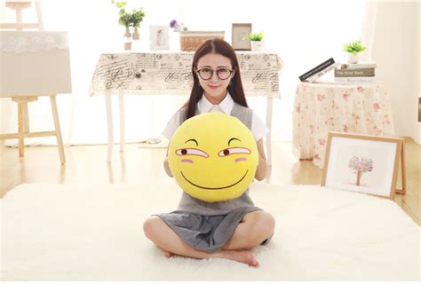 【长江网】武汉一大学女生寝室集体购买抱枕制作滑稽表情包（图）-新闻网