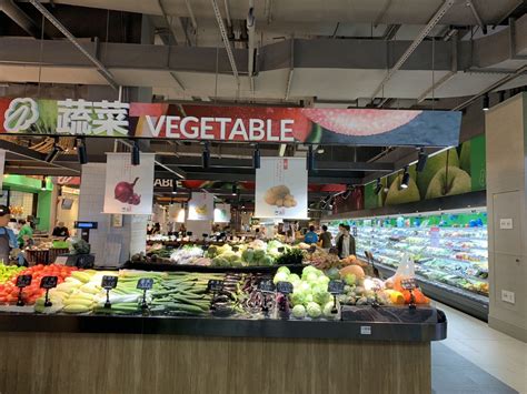 人买菜，在市场，超市里摘胡萝卜，白菜，生菜，菜花..视频特效素材-千库网