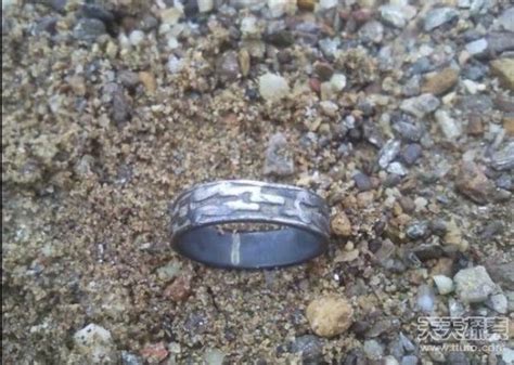 男子海边捡到一枚戒指 拿去当铺竟价值百万/图_新闻频道_中国青年网