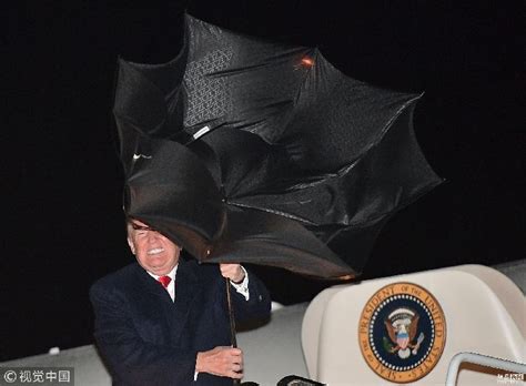 特朗普撑伞前面走妻儿淋雨跟在后 外媒：太不绅士！_凤凰资讯