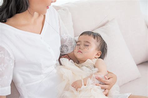 妈妈坐在床上抱着宝宝高清图片下载-正版图片501425118-摄图网