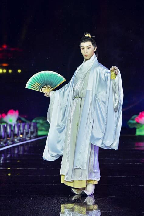 权沛伦一身白衣汉服亮相国风大典 感受传统文化的魅力 - 华娱网