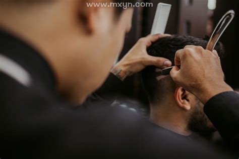 理发师为刮胡子准备脸高清图片下载-正版图片505232184-摄图网