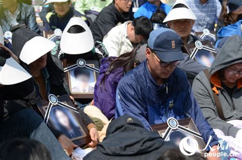 韩国沉船事故遗属前往青瓦台抗议（组图）【4】--国际--人民网