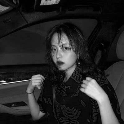 很丧的黑白古风头像女生