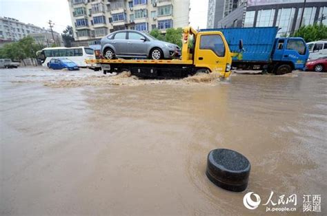 江西东乡:暴雨洪水致村庄成泽国