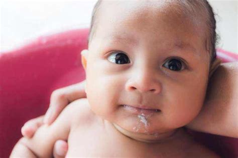 怎么判断婴儿是胃反流（别以为婴儿吐奶都是正常的）-幼儿百科-魔术铺