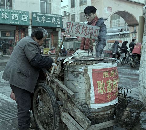 【卖烤红薯的老人】|摄影|人文/纪实|子禾哥哥 - 原创作品 - 站酷 (ZCOOL)