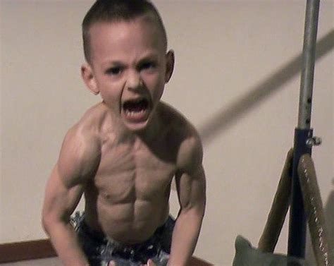 世界上最强壮男孩，每天600个俯卧撑，长大后肌肉男变成胖小子