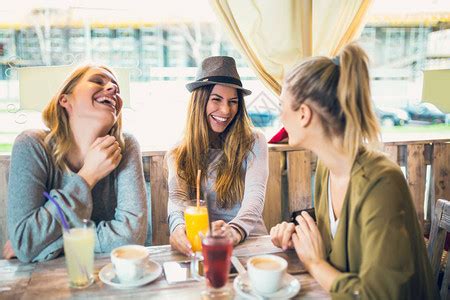 一群女朋友在咖啡馆喝咖啡聊天高清图片下载-正版图片503590714-摄图网