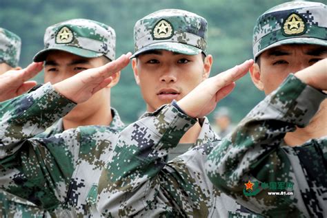 向中国边防军人致敬！这张零下30度站岗的照片值得所有人点赞！_腾讯视频