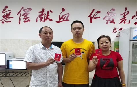 绵阳：高考结束 父母带着儿子齐献血-中国输血协会