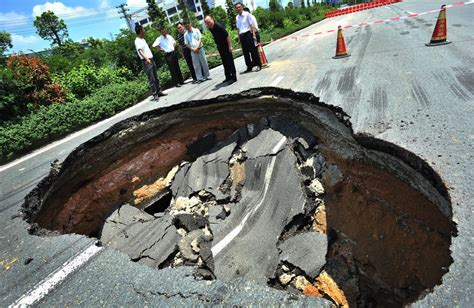 郑州中原区一路面塌陷，回应：热力管道错位出现渗水导致