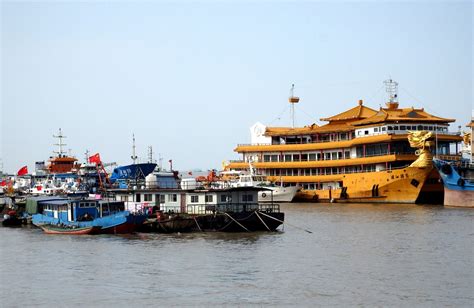 吴淞江上最后一个渡口，游荡在沪苏边界的摆渡船，花2元钱乘一回_万狮