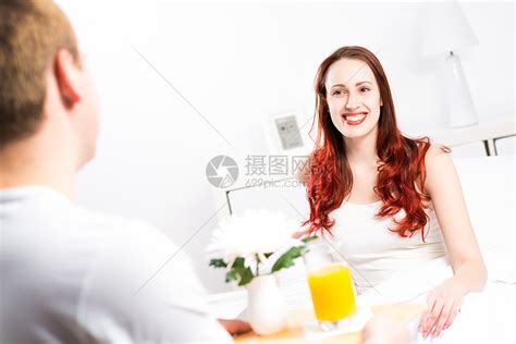 男人把他女朋友的早餐带到床上来男性丈夫幸福果汁酒店女士男朋友闲暇家庭夫妻高清图片下载-正版图片321588469-摄图网