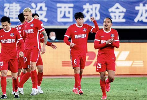 上海申花2-1逆转领先 武汉三镇队球员认为前者有犯规嫌疑_东方体育