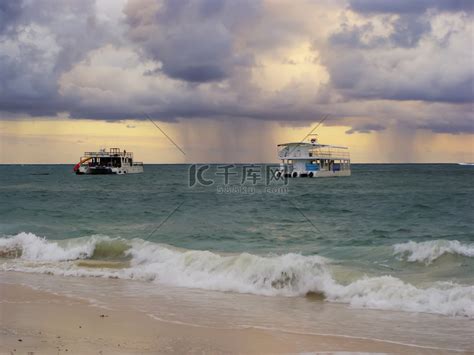 海上恶劣天气风暴雨和日落高清图片下载-正版图片305914632-摄图网