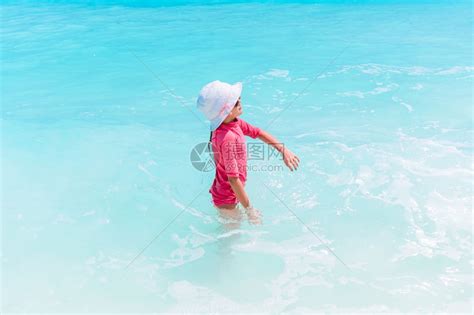 海边玩水的女孩高清图片下载_红动中国