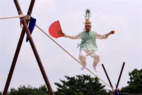 韩国首尔传统杂技艺人表演高空走钢丝