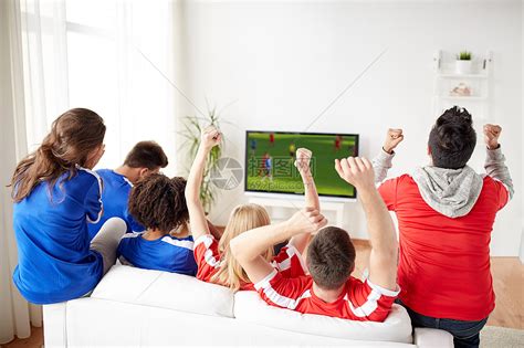 足球直播比赛哪里能看到(官宣！腾讯将视频直播2021-22赛季欧冠欧联 全场次免费)