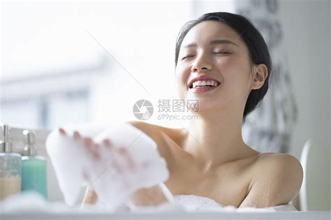 1人滋润美女妇女的生活方式放松洗澡时间高清图片下载-正版图片502347143-摄图网