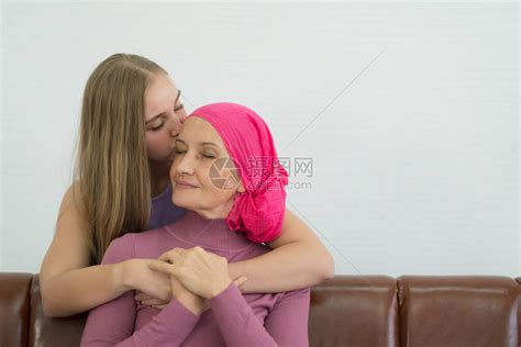 年轻成年女癌症患者在家与女儿共度时间高清图片下载-正版图片506723513-摄图网