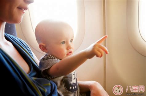 Baby抱小海绵坐高铁 婴儿多大可以坐飞机(3个月以上) _八宝网