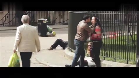 街头反家暴测试：男打女遭喝止 女打男路人无视_凤凰网视频_凤凰网