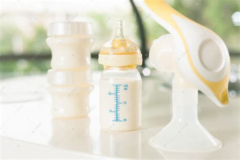 手动吸奶器，母亲乳汁高清摄影大图-千库网