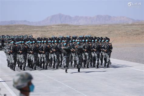 “西部·联合-2021”演习：中俄两军参演官兵接受沙场检阅_新闻频道_中国青年网