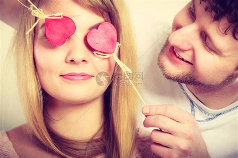 爱幸福的欢快愉快的轻夫妇,小小的心棍子上覆盖着女人的男人的眼睛恋人被他们的大爱蒙蔽了双眼高清图片下载-正版图片300887401-摄图网