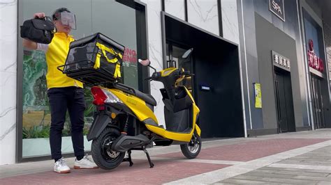 宝马发布 CE04 电动摩托车：续航 129km，7.65 万元_【电动力】