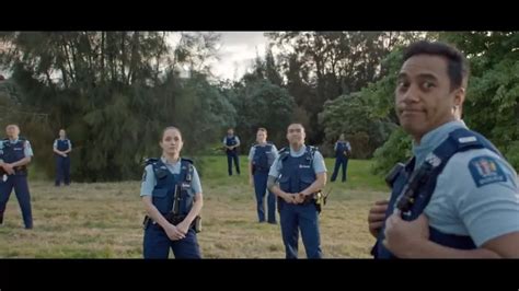 新西兰警察发布史上最搞笑招聘广告，看完我都想去应聘了！|新西兰|招聘|警察_新浪新闻