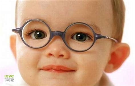 【图】戴眼镜的小朋友图片 孩子近视不必配眼镜教你近视纠正方法(2)_戴眼镜的小朋友图片_伊秀服饰网|yxlady.com