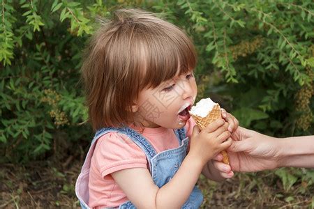 吃冰激凌的小女孩高清图片下载-正版图片307550901-摄图网