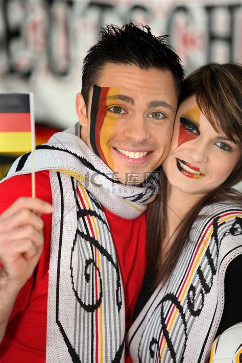 德国球迷在电视上观看比赛高清摄影大图-千库网