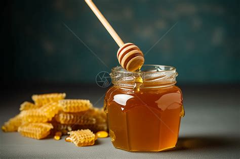 蜂蜜用什么水冲比较好 经常喝蜂蜜水有哪些好处-小狼观天下