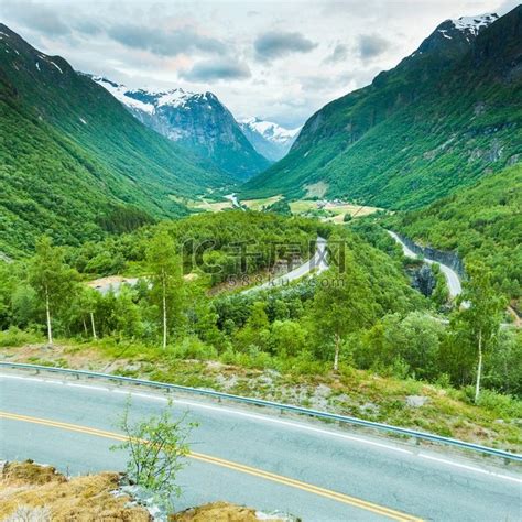 穿过挪威山脉的公路。高清摄影大图-千库网