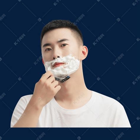 年轻英俊的男人正在刮胡子高清图片下载-正版图片503397668-摄图网