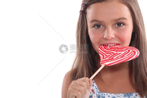 小孩子吃棒糖带着大糖果的快乐孩子一个快乐的小孩男孩和女孩的画像白色背景高清图片下载-正版图片502529592-摄图网