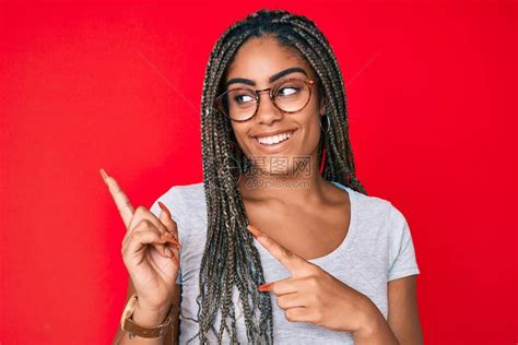 年轻的非洲裔美国女人戴着辫子高清图片下载-正版图片503860886-摄图网