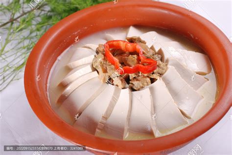 盐卤豆腐炖蚌肉,中国菜系,食品餐饮,摄影素材,汇图网www.huitu.com