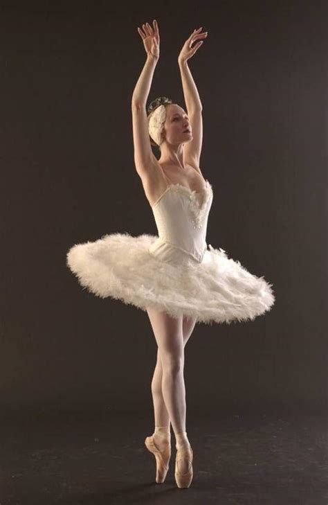 跳舞的女人穿着连衣裙芭蕾舞的轻女人用五颜六色的气球跳舞高清图片下载-正版图片300494654-摄图网