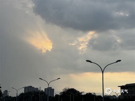 好看！北京雷雨过后天空放晴现“云隙光”-天气图集-中国天气网