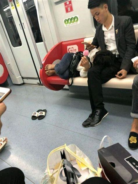 一对情侣坐地铁，女子上车后直接脱鞋，做出这样的举动！|地铁|女子|举动_新浪新闻