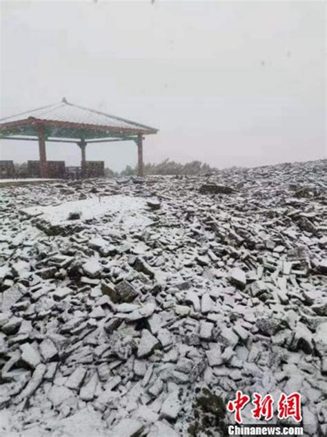 秋还在 雪已至 “中国最冷小镇”迎来今秋首雪_新民社会_新民网